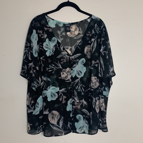 Torrid Black Floral Short Sleeve Semi-Sheer Blouse Size 0 - Picture 9 of 11